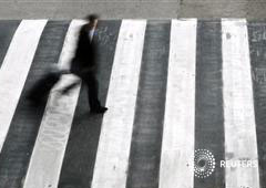 En esta imagen de archivo, un hombre cruza un pase de cebra en el aeropuerto de Barcelona, el 11 de junio de 2012 En esta imagen de archivo, un hombre cruza un pase de cebra en el aeropuerto de Barcelona, el 11 de junio de 2012