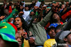 Miles de personas se reúnen bajo la lluvia para recordar a Mandela Varias personas canan y bailan en el estadio Soccer City antes del homenaje a Mandela, el 10 de diciembre de 2013