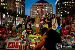 Esposa de atacante de Orlando conocía sus planes, podría enfrentar cargos Un amigo de una de las víctimas del ataque de Orlanda llora en un homenaje espontáneo en la ciudad de Florida el 14 de junio de 2016