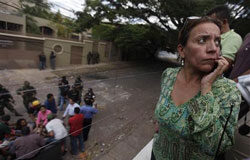 El pulso en Honduras amenaza con alargarse en el tiempo Mujer hondureña con la cara desencajada