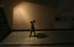 Crean un gobierno de unidad en Honduras sin incluir a Zelaya un soldado custodia la casa presidencial en Tegucigalpa, el 5 de noviembre de 2009.