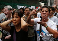 Manifestantes que han bloqueado una calle principal en el distrito comercial de Hong Kong el 22 de octubre de 2014