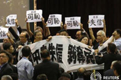 La policía de Hong Kong dispersa a manifestantes prodemocracia La policía de Hong Kong dispersa a manifestantes prodemocracia