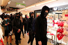 Manifestantes de Hong Kong dirigen el tercer día de protestas en Navidad en los centros comerciales Manifestantes de Hong Kong asisten a una manifestación durante día de Navidad en el centro comercial Sha Tin en Hong Kong, China, el 25 de diciembre de 2019.