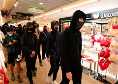 Manifestantes de Hong Kong asisten a una manifestación durante día de Navidad en el centro comercial Sha Tin en Hong Kong, China, el 25 de diciembre de 2019.