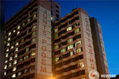 El número de muertos por Covid-19 en España sube en 523, hasta los 18.579 La frase "Juntos podemos cambiarlo" se proyecta en un hospital, en medio de la propagación de la enfermedad del coronavirus (COVID-19), en Barcelona, España, el 14 de abril de 2020