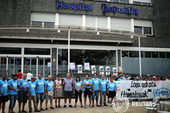 La fiscalía apela la libertad al etarra enfermo de cáncer varias personas piden la libertad del etarra enfermo a las puertas del hospital de Donostia