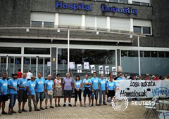 varias personas piden la libertad del etarra enfermo a las puertas del hospital de Donostia