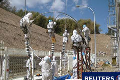 Dos trabajadores de la central nuclear, enviados al hospital Foto de archivo de la empresa Tokyo Electric Power Co. en la que aparecen trabajadores intentando reparar las líneas eléctricas en la planta nuclear de Fukushima Daiichi, en Tomioka.