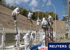 Foto de archivo de la empresa Tokyo Electric Power Co. en la que aparecen trabajadores intentando reparar las líneas eléctricas en la planta nuclear de Fukushima Daiichi, en Tomioka.