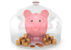 Una hucha rosa en forma de cerdito, montones de monedas protegidas por un recipiente de cristal
