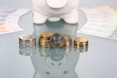 Un nuevo sistema de pensiones uan hucha con billetes y monedas de euro