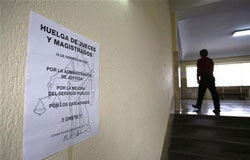 ¿Puede la tecnología suplir a los trabajadores huelguistas? Un cartel en la pared informando sobre la huelga de jueces y magistrados