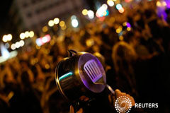 La huelga por el Día de la Mujer da comienzo en Madrid con una cacerolada Mujeres golpean enseres de cocina durante una cacerolada en la Puerta del Sol de Madrid por el Día Internacional de la Mujer, el 8 de marzo de 2019