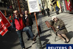 Los trabajadores de Aena preparan 19 días de huelga Una mujer contempla una manifestación de trabajadores de Aena que protestan en el centro de Madrid el 26 de febrero de 2011.