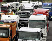 Huelga de transportistas e interrupción de los procesos productivos Huelga de transportistas e interrupción de los procesos productivos. Camiones parados en la carretera
