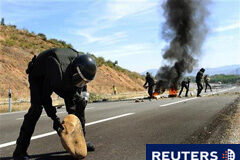 Los sindicatos convocan una huelga en el sector del carbón En la imagen, un guardia civil retira una piedra de una barricada durante una protesta de mineros del carbón cerca de la localidad leonesa de Ponferrada, el 13 de septiembre de 2010.