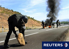En la imagen, un guardia civil retira una piedra de una barricada durante una protesta de mineros del carbón cerca de la localidad leonesa de Ponferrada, el 13 de septiembre de 2010.