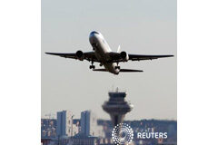 Fomento dice la huelga de controladores no afecta al tráfico aéreo Un avión de pasajeros despega de Barajas, el 14 de diciembre de 2010