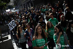 La comunidad educativa vuelve a paralizarse contra las reformas de Wert Estudiantes gritan eslóganes en una protestas contra los recortes y las reformas educativas propuestas por el ministro José Ignacio Wert, en Madrid, el 23 de octubre de 2013