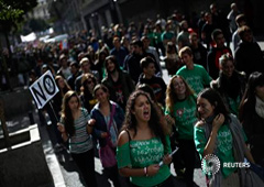Estudiantes gritan eslóganes en una protestas contra los recortes y las reformas educativas propuestas por el ministro José Ignacio Wert, en Madrid, el 23 de octubre de 2013