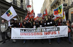 Los abogados franceses van a la huelga contra las reformas Magistrados, abogados, funcionarios de prisiones y otros profesionales de la justicia se manifiestan en París el 9 de marzo de 2010. La pancarta dice " La justicia está en peligro, unámonos".