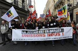 Magistrados, abogados, funcionarios de prisiones y otros profesionales de la justicia se manifiestan en París el 9 de marzo de 2010. La pancarta dice 