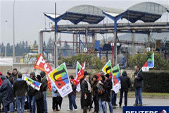 Las huelgas en Francia cuestan al día 200-400 millones de euros Trabajadores en huelga se congregan cerca de la refinería de petróleo de Grangeville para protestar por la reforma de las pensiones, en el oeste de París, el 23 de octubre de 2010.