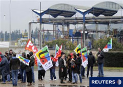 Trabajadores en huelga se congregan cerca de la refinería de petróleo de Grangeville para protestar por la reforma de las pensiones, en el oeste de París, el 23 de octubre de 2010.