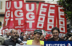 CCOO anunciará el martes la fecha de la huelga general funcionarios manifestándose en el centro de Oviedo, el 8 de junio de 2010.