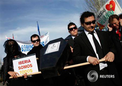 Empleados de Iberia protestan en el exterior de la Feria Internacional de Turismo (FITUR) en Madrid, el 30 de enero de 2013