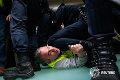Cancelaciones y cargas en la jornada de huelga de Iberia Un trabajador de Iberia arrestado por la policía en Barajas el 18 de febrero de 2013