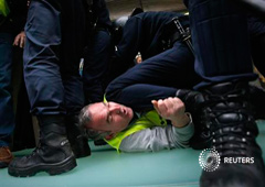 Un trabajador de Iberia arrestado por la policía en Barajas el 18 de febrero de 2013