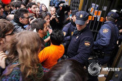 Los enfrentamientos empañan la jornada de huelga general en Madrid Manifestantes se enfrentan con la policía durante una huelga de 24 horas en España, en Valencia, el 14 de noviembre de 2012