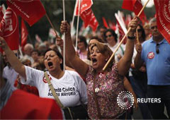 Manifestantes con banderas de la UGT en una protesta contra las medidas de austeridad del Gobierno, en Málaga