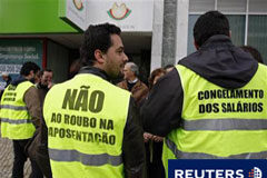 Convocan huelga general en Portugal para el 24 de noviembre Miembros del sindicato de funcionarios con chalecos en los que se lee: No al robo de las pensiones" (I) y "No a la congelación de los salarios" frente a una oficina de la Seguridad Social, en Lisboa, el pasado 4 de marzo de 2010.