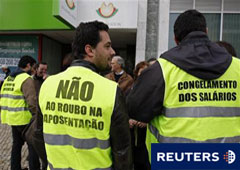 Miembros del sindicato de funcionarios con chalecos en los que se lee: No al robo de las pensiones