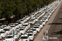 Los taxistas mantienen la huelga tras reunirse con el Gobierno Vehículos de taxi de bloquean el Paseo de la Castellana, una de las principales arterias de Madrid, durante una huelga contra sector de empresas de alquiler de vehículo sin conductor (VTC), en Madrid, 30 de julio de 2018
