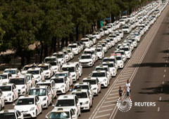 Vehículos de taxi de bloquean el Paseo de la Castellana, una de las principales arterias de Madrid, durante una huelga contra sector de empresas de alquiler de vehículo sin conductor (VTC), en Madrid, 30 de julio de 2018
