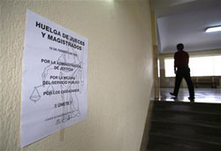 Un cartel en la pared informando sobre la huelga de jueces y magistrados