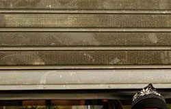 Los sindicatos griegos anuncian una huelga en el sector público En la imagen del 5 de febrero se puede ver a un hombre en el exterior del Ministerio de Finanzas durante una huelga de sus empleados.