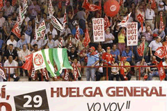 El Senado devuelve al Congreso una reforma laboral modificada En la imagen, trabajadores y delegados sindicales durante una asamblea regional en Sevilla, el 30 de junio de 2010.