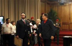 Hablando de energía, a Hugo Chávez se le va la luz Chavez llega a una rueda de prensa en el Palacio de Mirafloress en Caracas el 25 de febrero de 2010.