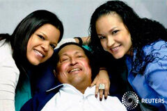 Hugo Chávez regresa por sorpresa a Venezuela desde Cuba Hugo Chávez sonríe entre sus hijas, Rosa Virginia (D) y María mientras se recupera de su operación de cáncer en La Habana, en esta fotografía publicada por el Ministerio de Informacióni el 15 de febrero de 2013.