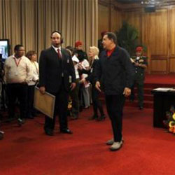 Chavez llega a una rueda de prensa en el Palacio de Mirafloress en Caracas el 25 de febrero de 2010.