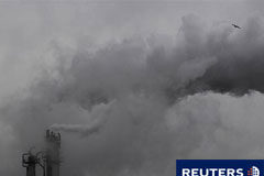 EEUU bloquea un fondo clave para el cambio climático Intenso humo sale de las chimeneas en un distrito industrial cerca de Tokio