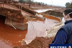 Hungría busca a los desaparecidos tras el vertido tóxico Equipos de rescate limpian el vertido tóxico en el pueblo anegado de Devecser, 150 kilómetros al oeste de Budapest, el 5 de octubre de 2010.