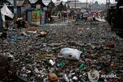 Huracán Matthew deja al menos 26 muertos en paso por Caribe, se dirige a EEUU Una calle inundada mientras el huracán Matthew pasa por Puerto Príncipe, Haití