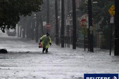Irene inunda el noreste de EEUU; Manhattan esquiva lo peor Un hombre camina por una zona inundada en Hoboken, Nueva Jersey