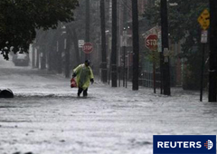 Un hombre camina por una zona inundada en Hoboken, Nueva Jersey